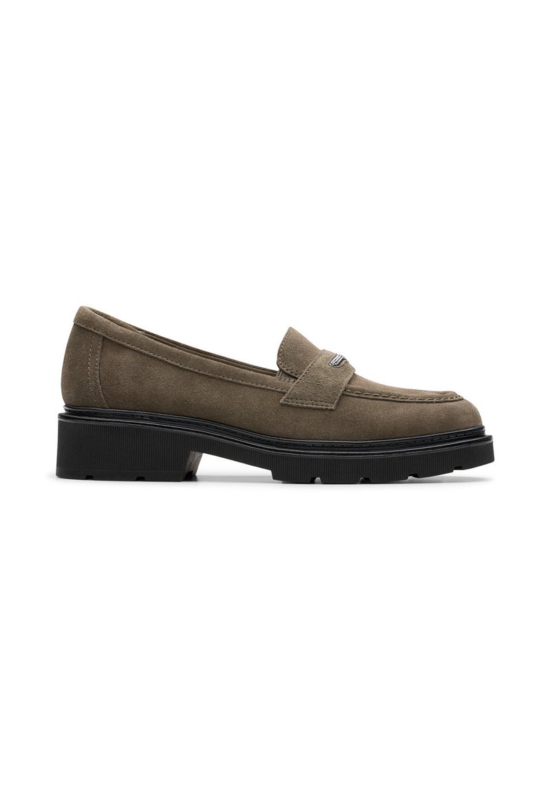 Mocasines de ante marrón con suela de plataforma de goma negra baja, que presentan una banda decorativa en el empeine y detalles de costura sutiles.