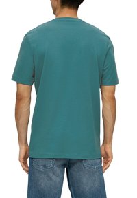 s.Oliver MIT GROSSEM LABEL - T-shirt print - petrol