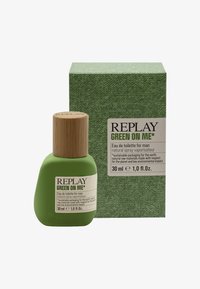 Bouteille verte à la forme arrondie et capuchon en bambou, placée à côté d'une boîte verte texturée. L'étiquette inclut le nom du produit et des détails de taille.