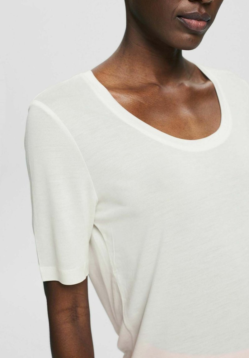Damen T-Shirts | Esprit Collection MIT KLEINEM PRINT T-Shirt basic off white/offwhite - TO70617 Damen T-Shirts | Esprit Collection MIT KLEINEM PRINT T-Shirt basic off white/offwhite - TO70617