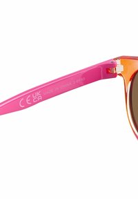 Lunettes de soleil pour enfant avec une monture en acétate dégradé orange, des branches brillantes roses et des verres brun foncé. Le texte sur la branche indique "Fabriqué en Chine 3-6 ANS."