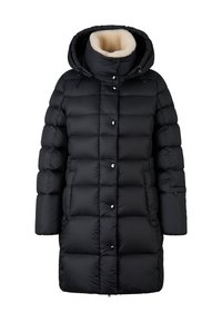 Černý zateplený kabát s kapucí, který má umělou kožešinu na podšívce, patentky a prošívaný design do střední délky.