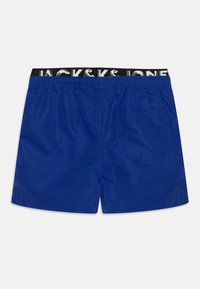 Pantaloni da bagno blu con vita elasticizzata e accento nero con marchio, dotati di una tasca posteriore e una texture di tessuto liscia.