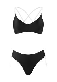Bikini nero con top a triangolo e spalline bianche, dettagli incrociati, abbinato a un bikini bottom a vita bassa con lacci regolabili.