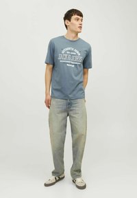 Jack & Jones LOGO RUNDHALS - Triko s potiskem - goblin blue