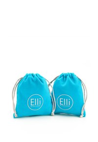 Turkis drawstring tasker lavet af blødt stof, med et cirkulært logo med "Elli by Julie & Grace" i hvidt. To tasker vist.