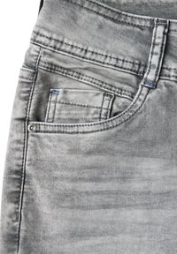 Jean en denim gris avec une poche frontale, fermeture à boutons et détail de texture en gros plan. Comprend des accents de couture et une finition délavée.