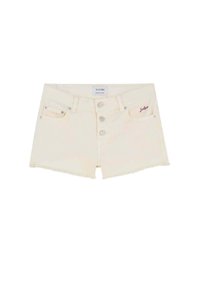 Shorts en denim couleur crème clair avec un ourlet effiloché, cinq poches et une fermeture à bouton, ornés d'une broderie logo rouge discrète à l'avant.