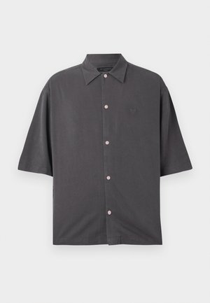 Kortærmet skjorte i kulgrå farve lavet af blødt stof. Har en klassisk krave, lyserøde knapper og et diskret broderet logo på brystet.