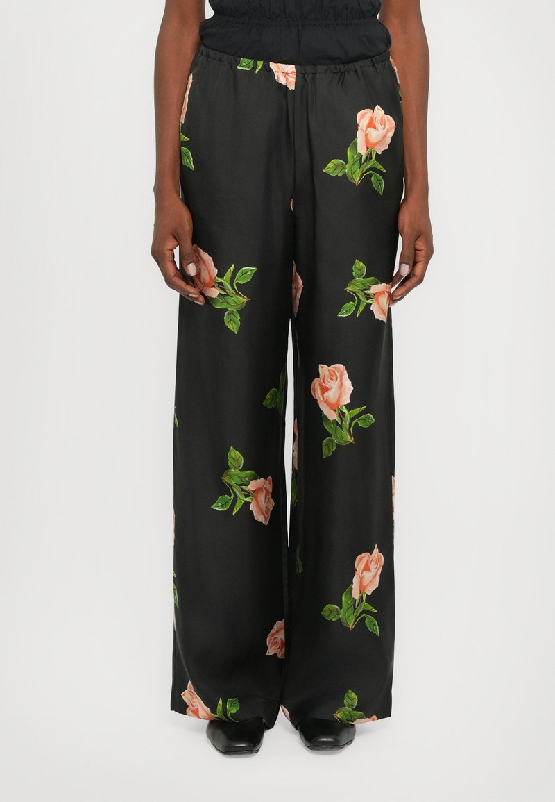 Pantaloni negri, cu fuste largi, din satin, cu un model floral ce include trandafiri roz și frunze verzi. Talie elastică și croială lejeră.
