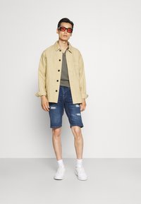 INDICODE JEANS INKADEN HOLES - Calções de ganga - medium indigo