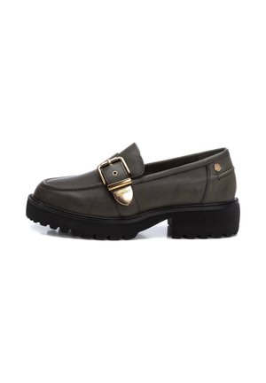 Mocasines de cuero verde oscuro con punta cuadrada, detalle de hebilla dorada y suela de goma negra gruesa con dibujo texturizado.