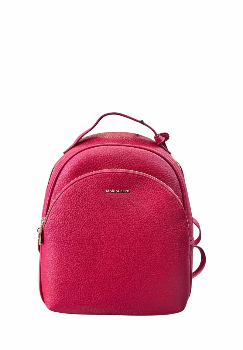Zaino in pelle rosa con finitura testurizzata, forma arrotondata e chiusura con zip. Presenta una maniglia superiore e spallacci regolabili. Accessori in oro.
