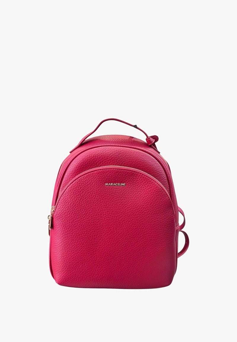 Zaino in pelle rosa con finitura testurizzata, forma arrotondata e chiusura con zip. Presenta una maniglia superiore e spallacci regolabili. Accessori in oro.