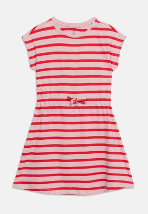 Rosa kortermet kjole med horisontale røde striper og en liten sløyfe knyttet i den elastiske midjen.