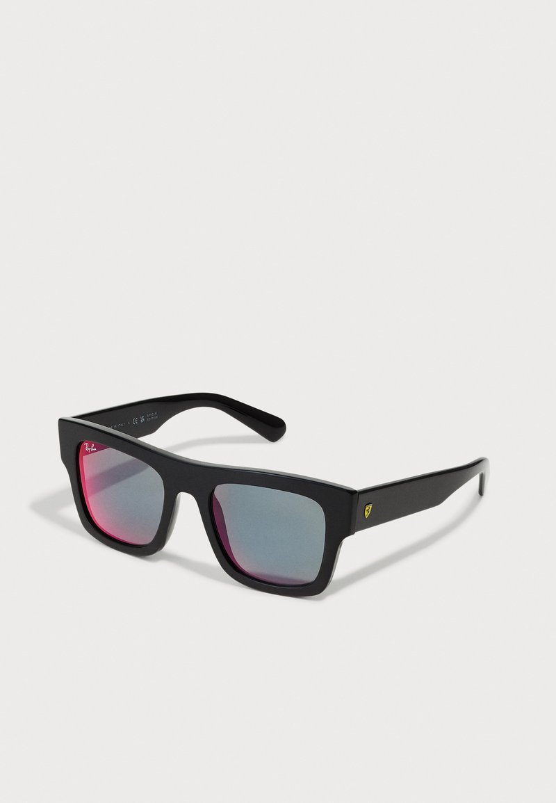 Ochelari de soare negri, cu lentile gradiente care trec de la roz la albastru. Au un design elegant și un logo pe latura ramei.
