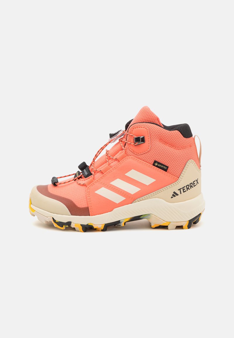 Adidas Terrex - TERREX MID GORE-TEX - Zapatillas de senderismo - coral fusion/wonder white/core black, Ampliar