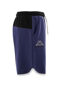 Pantaloni corti Kappa in viola e nero con cintura regolabile, tasca laterale e rifiniture bianche. Presentano il logo Kappa in dettaglio ricamato.