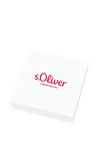 Caja blanca con un logo rojo que presenta "s.Oliver" y el texto "FASHION FOR LIFE" en la parte superior. Textura suave, diseño cuadrado.