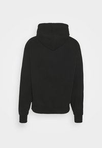 Svart hoodie med dragsko, långa ärmar, ribbade cuffs och nederkant. Tyg verkar mjukt med en slät textur. Enkel, odekorerad design.