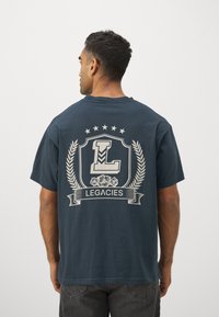 Legacies LEGACIES DROP TEE - Trükipildiga T-särk - vintage black