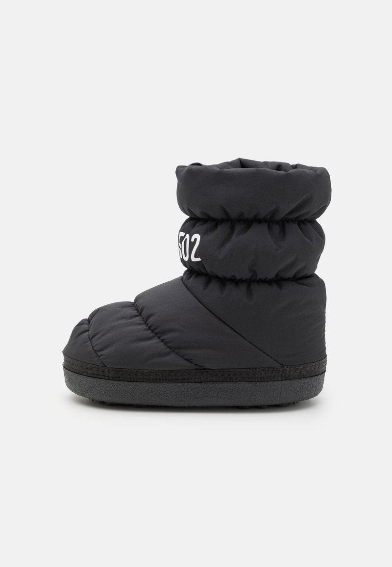 Botte d'hiver noire en duvet avec un haut froncé, finition texturée, semelle en caoutchouc et une étiquette sur le côté avec du texte blanc. Présente un design à bout arrondi.