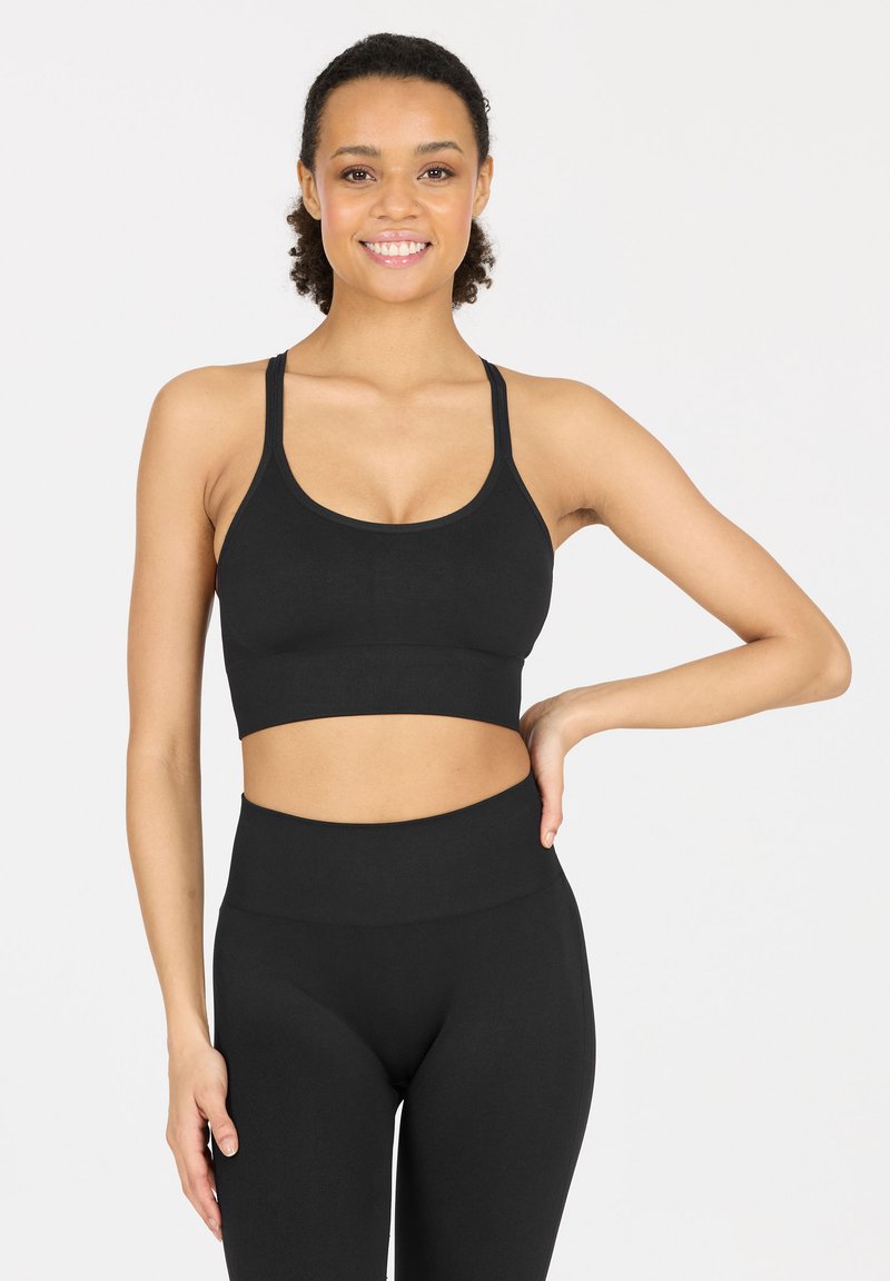 Schwarzer Sport-BH mit breiten Trägern, einem runden Ausschnitt und einer figurbetonten Passform. Glatte Textur und eine cropped Länge mit einem stützenden Bund.