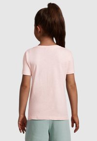 Lichtroze katoenen T-shirt met korte mouwen en een ronde halslijn, met een gladde textuur en een ontspannen pasvorm.