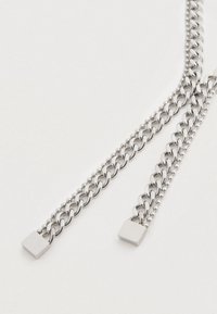 Hopeaketju, jossa on toisiinsa kytkeytyneet lenkit, kahdesta eri leveydestä koostuvat suorat langat, jotka on viimeistelty neliömäisillä yksityiskohdilla molemmissa päissä.