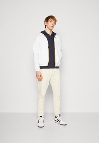 Only & Sons ONSAVI CROP  - Jeans Tapered Fit - ecru