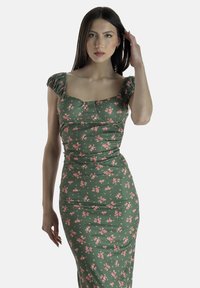 Zielona sukienka w kwiaty z krótkimi bufiastymi rękawami, żebrową fakturą, dopasowanym krojem i małymi różowymi wzorami kwiatów.