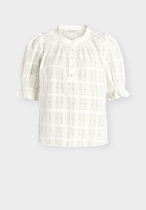 Blouse blanche manches courtes avec motif à carreaux texturé, col rond à bord festonné, patte de boutonnage et manches bouffantes froncées avec poignets volantés.