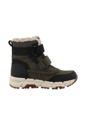 Børnestøvle i olivengrøn og sort vinterstøvle med hvid fleeceforing, to velcrolukninger og chunky hvid sål med brun slidbane.