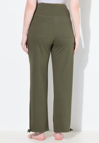 Olivově zelené široké kalhoty z měkké látky, s vysokým pasem, zadními kapsami a zavazovacími detaily na lemech.