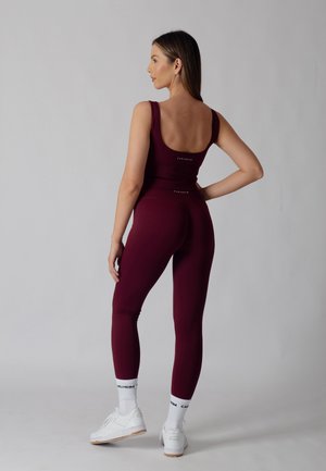 Carlheim, CARLHEIM SCULPT SEAMLESS LEGGINGS LEGGINGS - Leggings - deep burgundy