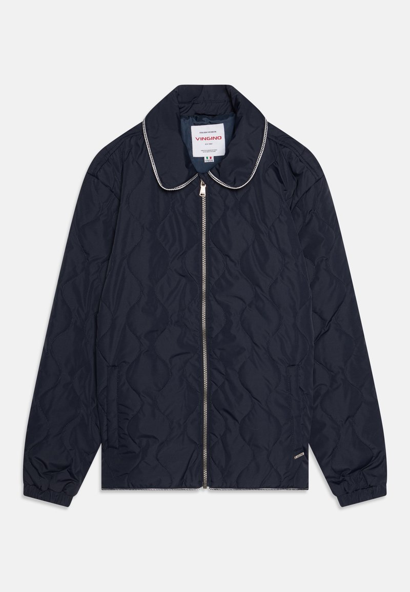 Casaco acolchoado azul marinho com gola alta, fecho de zíper prateado, punhos elásticos e bolsos laterais. Apresenta um padrão de ondas discreto no tecido.