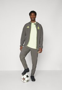 adidas Performance REAL MADRID VISTECH - Klubové oblečenie - utility grey/semi frozen yellow