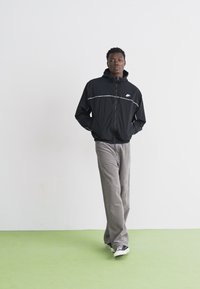 Nike Sportswear CLUB ATHLETE JACKET - Καλοκαιρινό μπουφάν - black/white