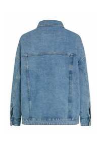 No aizmugures skatā gaiši zila džinsa jaka ar klasisku apkakli, garām piedurknēm un redzamām šūšanas detaļām.