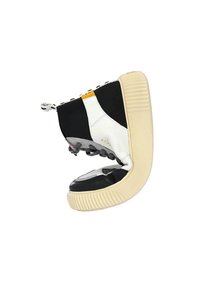 Sneaker alto con parte superiore in tessuto nero e dettagli in pelle bianca, suola in gomma spessa e lacci grigi con un dettaglio giallo.
