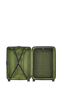 Maleta rodante con un exterior negro y un interior verde, que presenta correas en forma de cruz, un compartimento de malla con cremallera y ruedas suaves.
