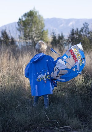 Imperméable bleu pour enfants avec un graphisme de personnage Sonic, accompagné d'un parapluie bleu et transparent affichant des éléments de design de Sonic.