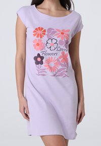 Vestito lilac a maniche corte con un motivo floreale in rosa, viola e nero, con la scritta "Lover" e "Flowers" sottostante. Tessuto di cotone morbido.