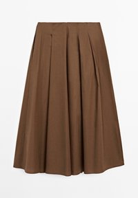 Jupe midi marron évasée en ligne A avec plis devant et une ceinture ajustée, confectionnée dans un tissu lisse.