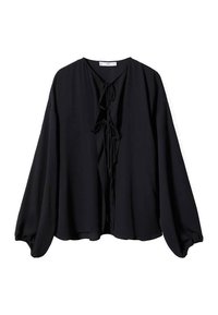 La blouse noire présente une coupe ample, des manches longues bouffantes, un décolleté en V avec des liens, et une texture lisse. Design simple et élégant sans motifs.