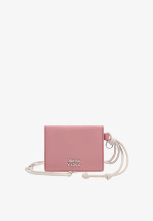 Sac bandoulière carré rose avec une sangle en corde blanche réglable et un logo argenté "BIMBA Y LOLA" au centre devant.