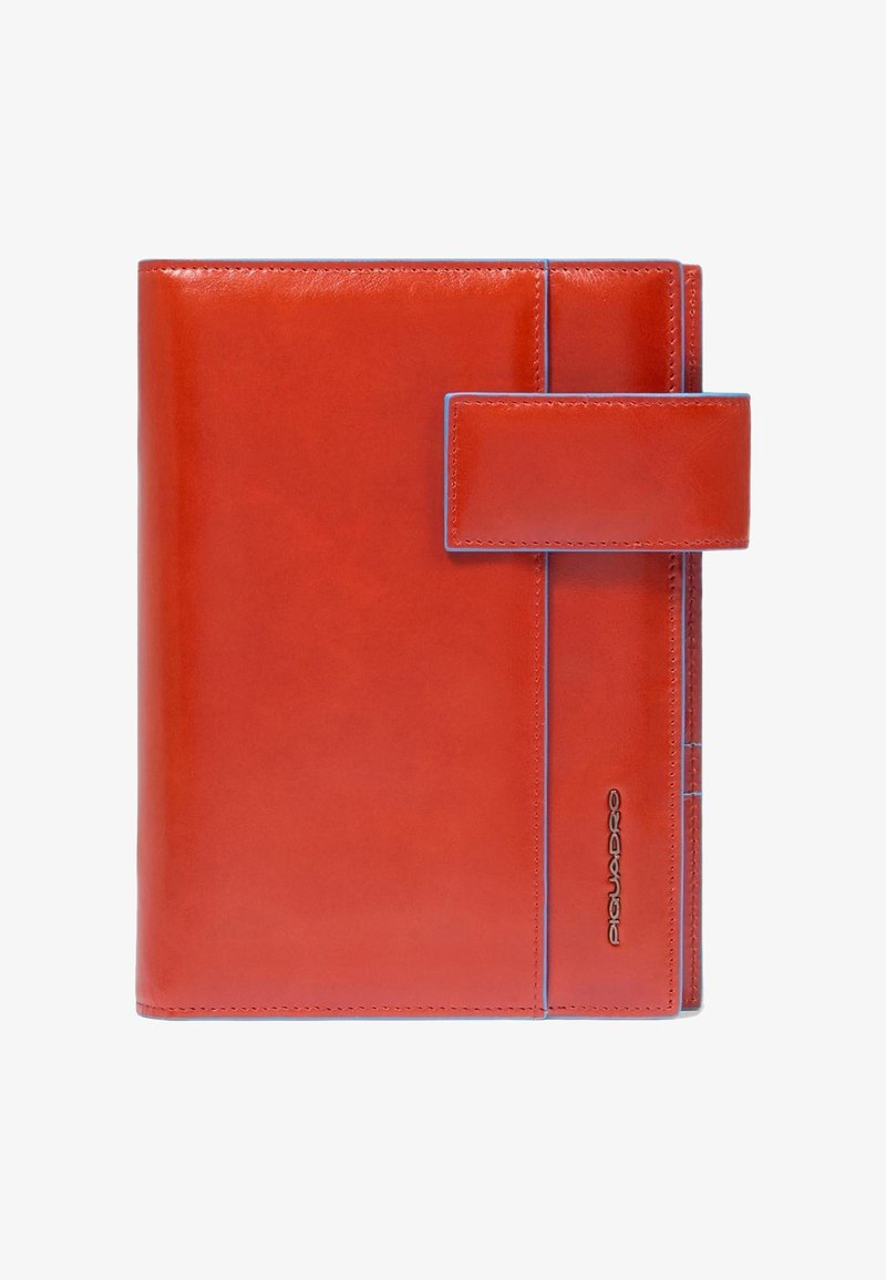 Rode leren organizer met een gladde textuur, voorzien van blauwe accentstiksels en een veilige klepsluiting. Logo geperst aan de voorkant.