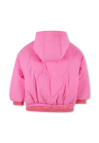 Rosa barne boblejakke med fast hette, hjerteformet kvilt på baksiden, samt elastisk midje og mansjetter med "BILLIEBLUSH" tekst.