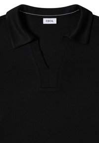 Polo negro de punto con cuello partido y etiqueta blanca cosida que dice "CECIL" en la parte interior del cuello.