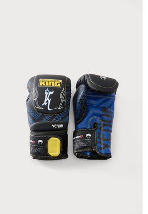 Paire de gants de boxe bleu et noir de la marque Venum avec des accents jaunes et le logo « King » sur fond blanc.